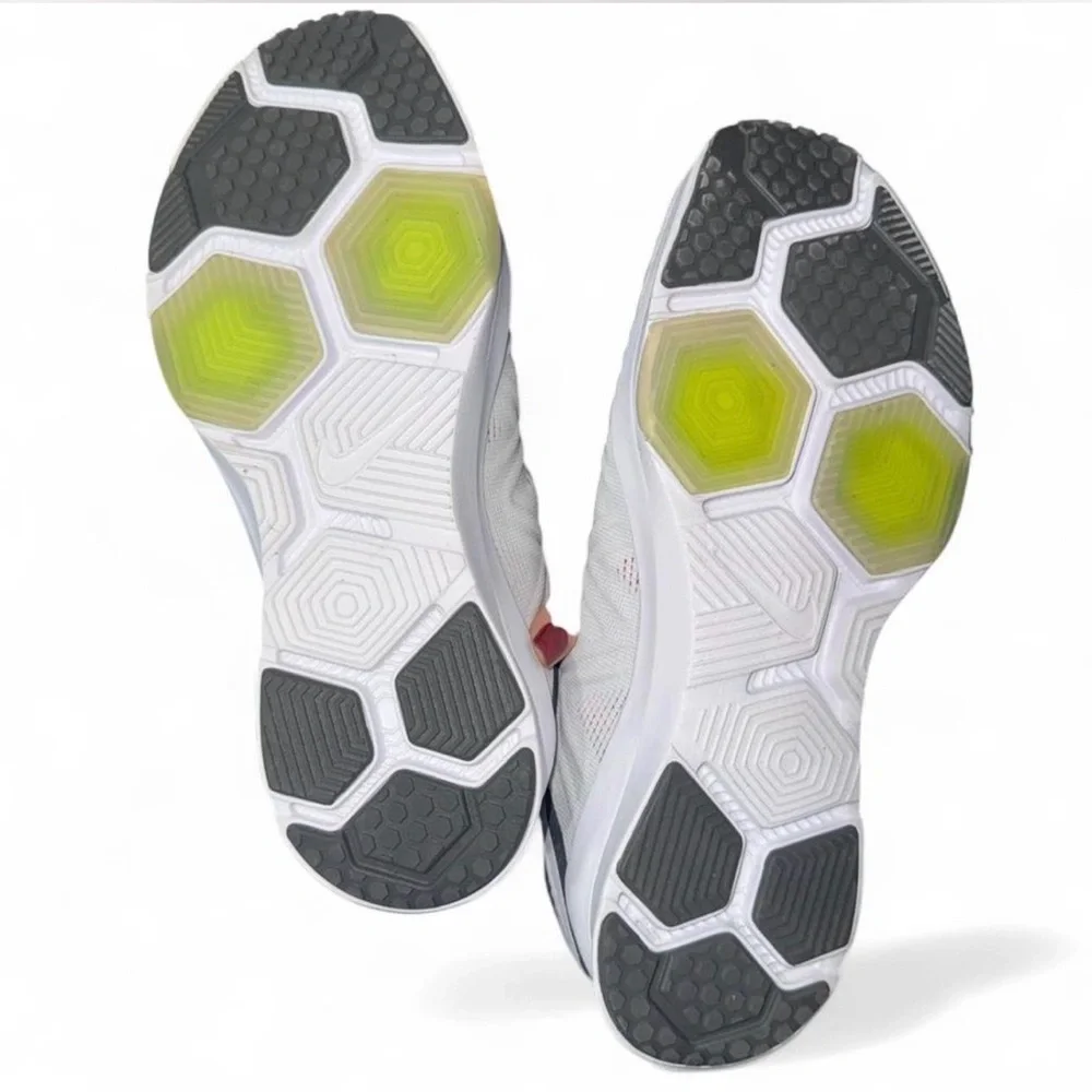 Nike Womens Athletic Shoes in black and white - Picture 5 of 5